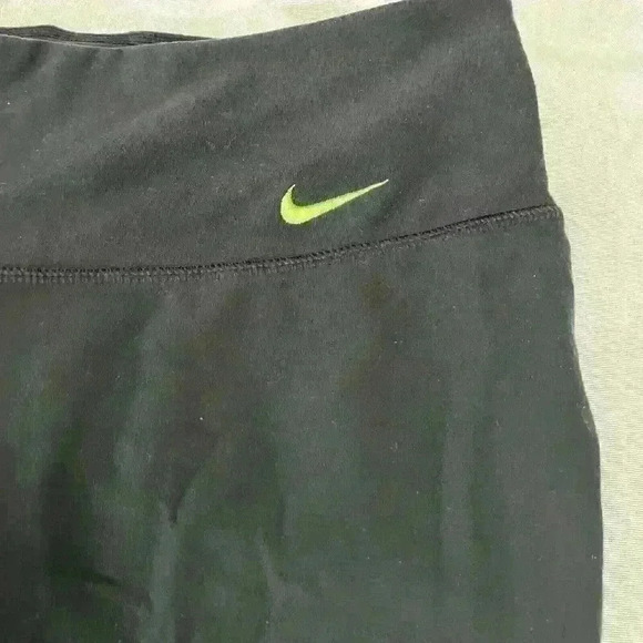 COPY - Women’s Black Dri Fit Nike Capris Leggings Size Medium - Picture 3 of 6